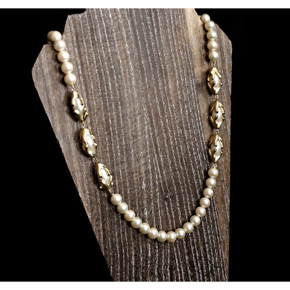 TRIFARI STATEMENT Faux Pearl Necklace Gold Tone Twist 30" VTG Revival EUC! - Picture 5 of 12